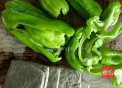 青椒炒臭豆干的做法图解1