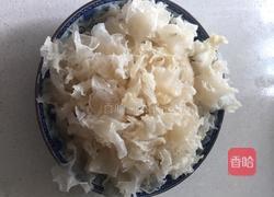 银耳莲子百合粥的做法图解2