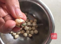 银耳莲子百合粥的做法图解3