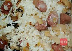 Illustration of braised rice with mushrooms and Chinese sausage 2