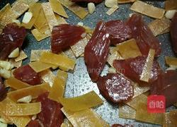 香菇腊肠焖饭的做法图解1