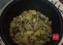 电饭锅土豆鸡肉焖饭的做法图解2
