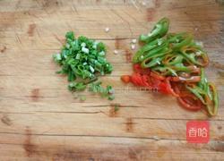 素甘蓝炒粉的做法图解2