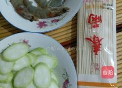 丝瓜大虾面条的做法图解1