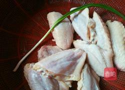 姜丝可乐鸡翅的做法图解1
