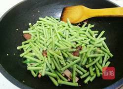 香肠火腿炒豇豆的做法图解5