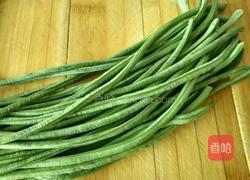 豇豆炒辣肠的做法图解1