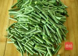 豇豆炒辣肠的做法图解2
