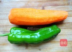 青椒炒胡萝卜丝的做法图解1