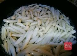 五花肉炒鸡腿菇的做法图解1