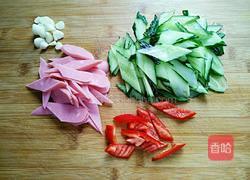黄瓜炒火腿肠的做法图解2