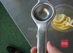 鲜榨柠檬红茶的做法图解1