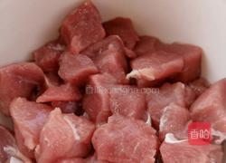 香炸酥肉球的做法图解1