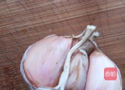 蒜蓉凉拌黄瓜皮蛋的做法图解1