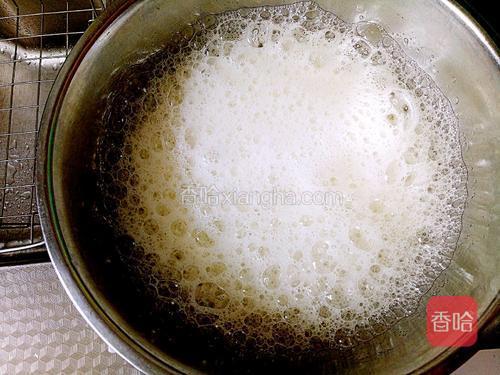 当出现鱼眼泡时加入剩下白糖的1/3