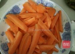 胡萝卜腊肉的做法图解1