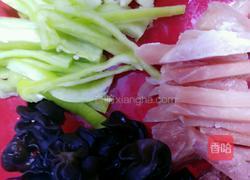 蘑菇炒肉丝的做法图解2