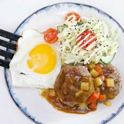 咖喱牛肉汉堡伴卷心菜沙拉的做法[图]