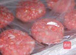 咖喱牛肉汉堡伴卷心菜沙拉的做法图解2