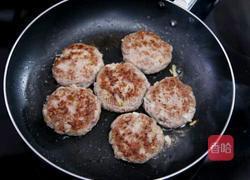 咖喱牛肉汉堡伴卷心菜沙拉的做法图解3