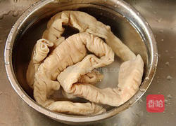 青椒炒肥肠的做法图解1