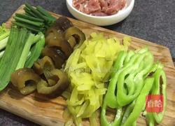 海参炒西芹瘦肉的做法图解1