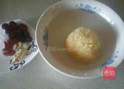 银耳水果羹的做法图解1