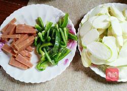 青椒火腿茭白笋的做法图解1