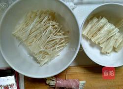 煎金针菇培根卷的做法图解2