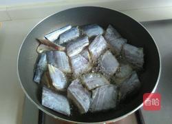 糖醋带鱼的做法图解2