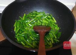 韭菜花炒虾仁的做法图解3