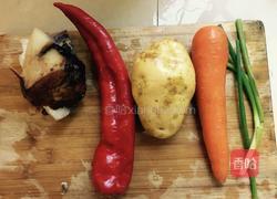 土豆胡萝卜腊肉焖饭的做法图解1