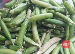 青豆炒虾仁的做法图解1