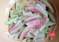 青椒瓜皮小炒的做法图解1