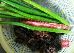 腊肠尖椒炒木耳的做法图解1