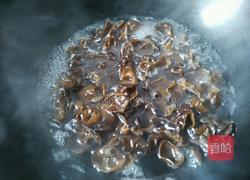 腊肠尖椒炒木耳的做法图解4