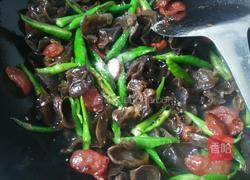 臘腸尖椒炒木耳的做法圖解8