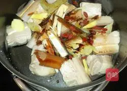 Illustration of how to make steamed buns with cured meat sauce 5