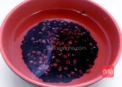 红豆黑米养生粥的做法图解2