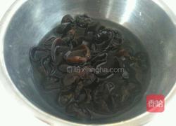 黑木耳炒山药的做法图解3