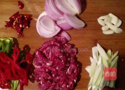牛柳炒洋葱的做法图解1