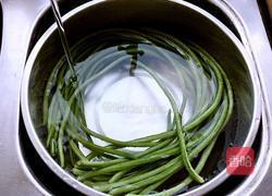 豇豆酿虾肉的做法图解1