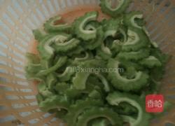 清炒苦瓜的做法图解1