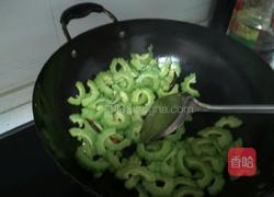 清炒苦瓜的做法图解2