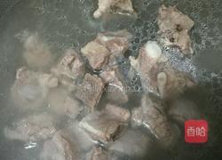 红萝卜玉米马蹄排骨汤的做法图解2