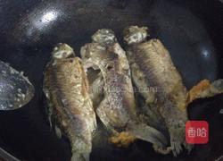 水煮小鲫鱼的做法图解4