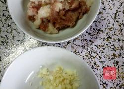 蒜香肉末淋小白菜的做法图解2