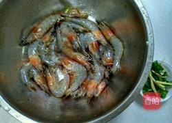 红酒焖大虾的做法图解1