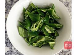 青椒炒腊肉的做法图解2