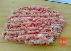 Illustration of how to make pork, mushroom, and cabbage pie 2